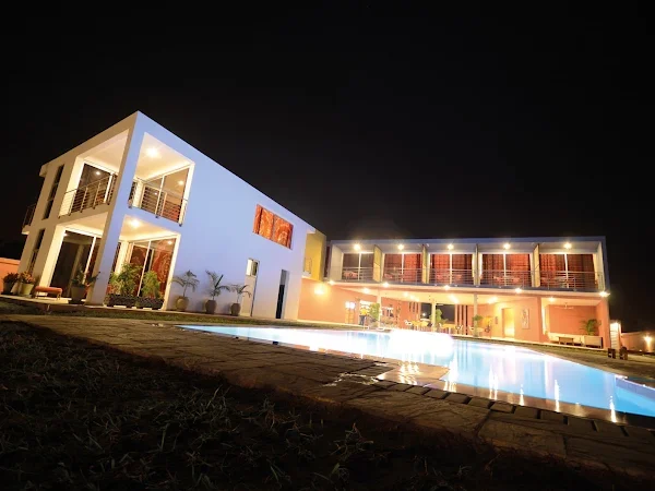 Leo's Beach Hotel & Restaurant