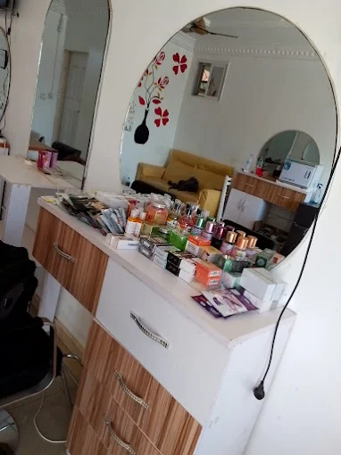 Eleora's Unisex Salon